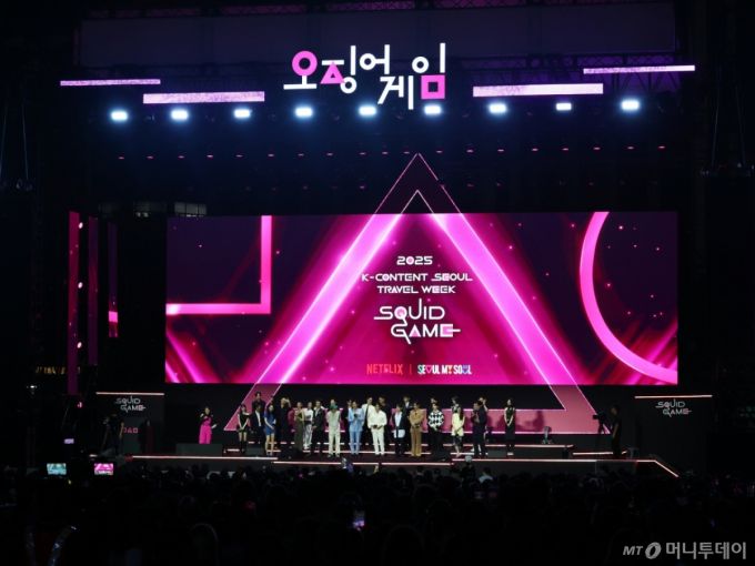 황동혁 감독이 지난 6월28일 오후 서울광장에서 열린 오징어 게임 시즌3 글로벌 피날레 무대인사에서 출연배우들과 포즈를 취하고 있다. /사진=뉴스1