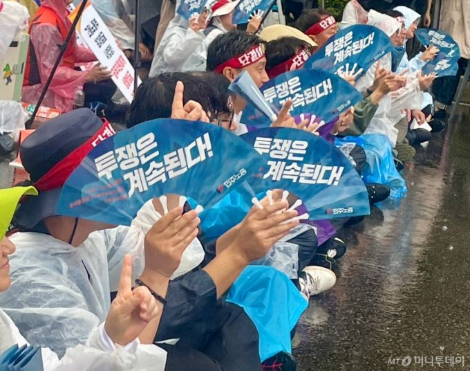 전국민주노동조합총연맹(민주노총) 조합원들이 16일 오후 서울 영등포구 국회의사당 인근에서 열린 '2025 민주노총 총파업 대회'에서 '투쟁은 계속된다'라고 적힌 부채를 들고 있다./사진=이현수 기자.
