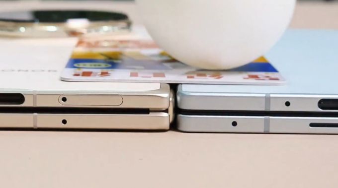 중국 아너의 '매직 V5'(왼쪽)와 삼성전자의 '갤럭시Z 폴드7' 두께를 비교한 장면. 공이 두께가 더 얇은 폴드7쪽으로 굴러간다./사진=아이스유니버스 X 캡처