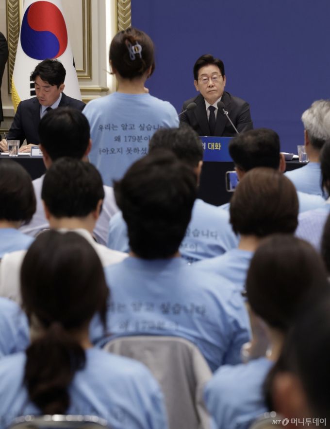 [서울=뉴시스] 최동준 기자 = 이재명 대통령이 16일 청와대 영빈관에서 열린 '기억과 위로, 치유의 대화' 사회적 참사 유가족과 간담회에서 제주항공 여객기 참사 유가족의 발언을 듣고 있다. 2025.07.16. photocdj@newsis.com /사진=최동준