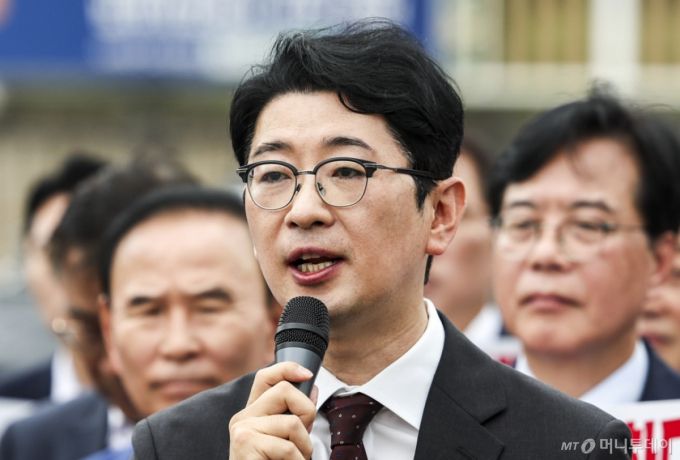 [서울=뉴시스] 조성우 기자 =  주진우 국민의힘 의원이 1일 오전 서울 용산구 대통령실 앞에서 열린 현장 의원총회에서 발언하고 있다. 2025.07.01. xconfind@newsis.com /사진=조성우