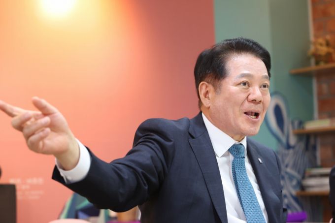 최대호 안양시장이 머니투데이와 인터뷰에서 교육복지 정책과 최근 불거진 FC안양 이의제기 문제에 대해 입장을 밝혔다./사진제공=안양시