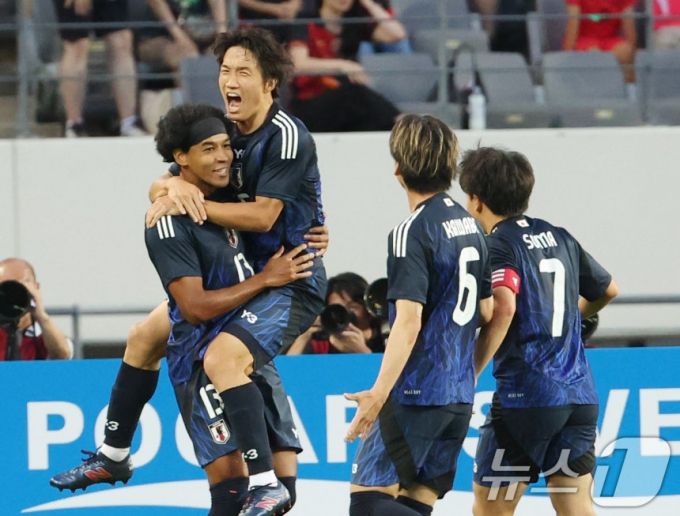 메인 일본 축구 국기대표팀 선수가 지난 15일 오후 경기 용인시 처인구 용인미르스타디움에서 열린 2025 동아시아축구연맹(EAFF) E-1 챔피언십 남자부 대한민국과 일본의 경기에서 선제골을 넣은 뒤 기뻐하고 있다./사진=뉴스1