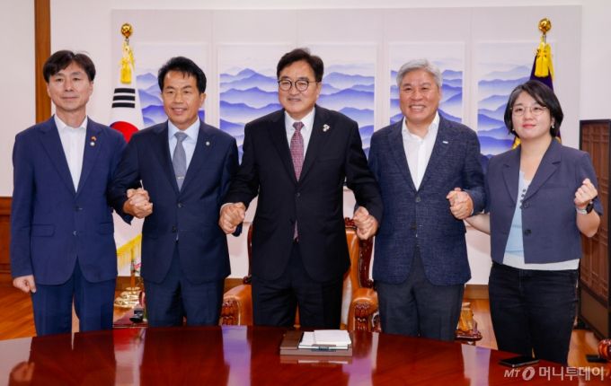 (서울=뉴스1) 안은나 기자 = 우원식 국회의장이 16일 서울 여의도 국회의장실에서 비교섭 단체 야4당 원내대표와 면담 전 기념 촬영을 하고 있다. 왼쪽부터 한창민 사회민주당 대표, 윤종오 진보당 원내대표, 우 의장, 서왕진 조국혁신당 원내대표, 용혜인 기본소득당 대표. 2025.7.16/뉴스1  Copyright (C) 뉴스1. All rights reserved. 무단 전재 및 재배포,  AI학습 이용 금지. /사진=(서울=뉴스1) 안은나 기자