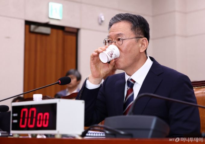 (서울=뉴스1) 김민지 기자 = 정성호 법무부 장관 후보자가 16일 오전 서울 여의도 국회 법제사법위원회에서 열린 법무부 장관 후보자 인사청문회에 출석해 물을 마시고 있다. 2025.7.16/뉴스1  Copyright (C) 뉴스1. All rights reserved. 무단 전재 및 재배포,  AI학습 이용 금지. /사진=(서울=뉴스1) 김민지 기자