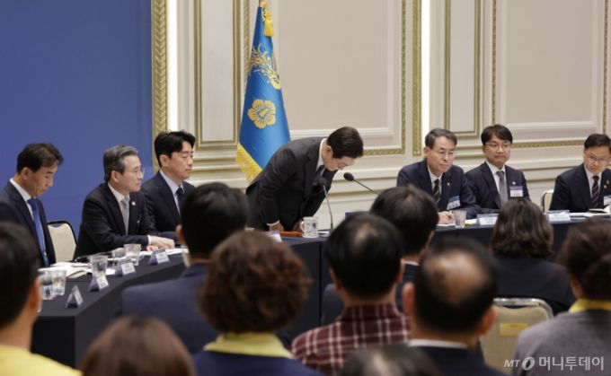 [서울=뉴시스] 최동준 기자 = 이재명 대통령이 16일 청와대 영빈관에서 열린 '기억과 위로, 치유의 대화' 사회적 참사 유가족과 간담회에서 참사 유가족들에게 고개숙여 인사하고 있다. 2025.07.16. photocdj@newsis.com /사진=최동준