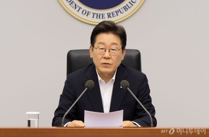 (서울=뉴스1) 이재명 기자 = 이재명 대통령이 17일 서울 용산 대통령실 청사에서 열린 4차 수석·보좌관 회의에서 발언을 하고 있다. (대통령실 제공. 재판매 및 DB금지) 2025.7.17/뉴스1  Copyright (C) 뉴스1. All rights reserved. 무단 전재 및 재배포,  AI학습 이용 금지. /사진=(서울=뉴스1) 이재명 기자