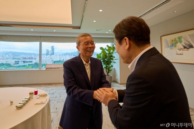 [서울=뉴시스] 이재명 대통령이 17일 서울 용산 대통령실 청사에서 김종인 전 비대위원장과 오찬 회동에 앞서 인사하고 있다. (사진=대통령실 제공) 2025.07.17. photo@newsis.com *재판매 및 DB 금지 /사진=