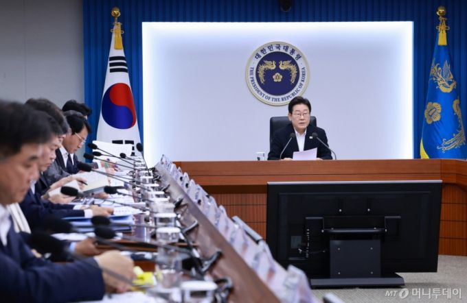 [서울=뉴시스] 최동준 기자 = 이재명 대통령이 17일 서울 용산 대통령실 청사에서 열린 4차 수석·보좌관 회의에서 발언하고 있다. (대통령실통신사진기자단) 2025.07.17. photocdj@newsis.com /사진=최동준