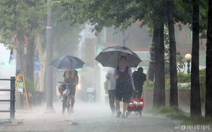 [대구=뉴시스] 이무열 기자 = 대구 지역 호우경보가 발효된 17일 대구 남구청네거리 인근에서 우산을 쓴 시민들이 이동하고 있다. 2025.07.17. lmy@newsis.com /사진=이무열