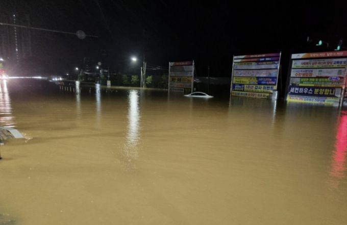 서산 성연면 오사3거리 한 아파트 단지 앞 침수 현장/사진=뉴스1