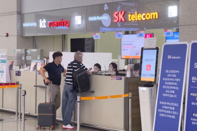 지난 15일 인천국제공항 제1터미널의 이동통신사 로밍센터./사진=성시호 기자 shsung@