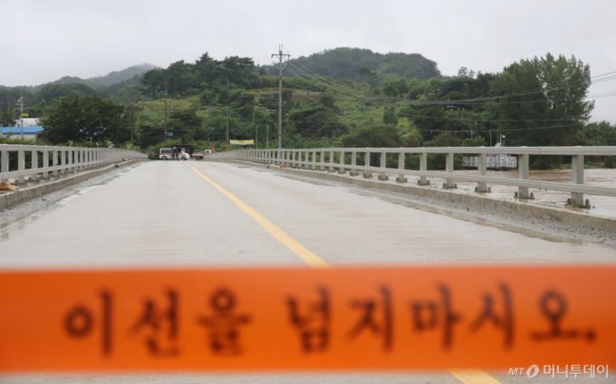 [청주=뉴시스] 서주영 기자 = 집중 호우가 내려진 17일 미호강 수위가 올라가면서 충북 청주시 환희교 지점에 홍수경보가 발효돼 출입이 통제되고 있다. 2025.07.17. juyeong@newsis.com /사진=서주영