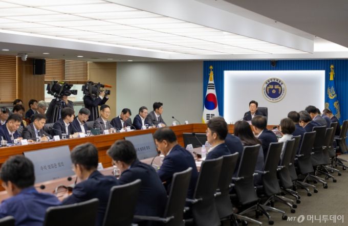 (서울=뉴스1) 이재명 기자 = 이재명 대통령이 17일 서울 용산 대통령실 청사에서 열린 4차 수석·보좌관 회의에서 발언을 하고 있다. (대통령실 제공. 재판매 및 DB금지) 2025.7.17/뉴스1  Copyright (C) 뉴스1. All rights reserved. 무단 전재 및 재배포,  AI학습 이용 금지. /사진=(서울=뉴스1) 이재명 기자