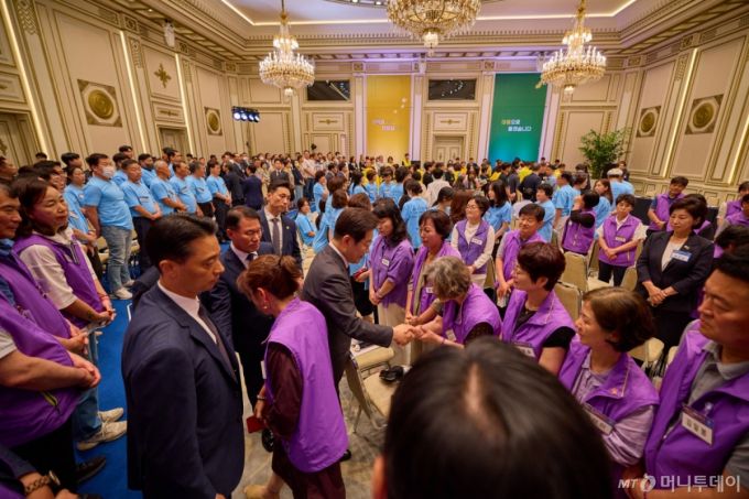 [서울=뉴시스] 최동준 기자 = 이재명 대통령이 16일 청와대 영빈관에서 열린 '기억과 위로, 치유의 대화' 사회적 참사 유가족과 간담회에서 이태원 참사 유가족과 인사하고 있다. (사진=대통령실 제공) 2025.07.17. photo@newsis.com  *재판매 및 DB 금지 /사진=최동준