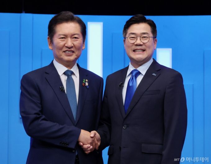 [서울=뉴시스] 국회사진기자단 = 정청래·박찬대(오른쪽) 더불어민주당 당대표 후보가 16일 서울 양천구 목동 SBS에서 열린 TV토론회에 앞서 기념촬영을 하고 있다. 2025.07.16. photo@newsis.com /사진=