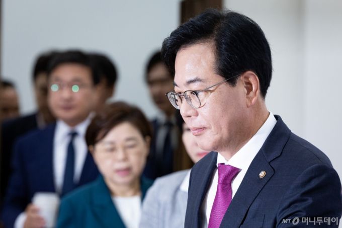 (서울=뉴스1) 유승관 기자 = 송언석 국민의힘 비상대책위원장 겸 원내대표가 17일 서울 여의도 국회에서 열린 비상대책위원회의에 참석하고 있다. 2025.7.17/뉴스1  Copyright (C) 뉴스1. All rights reserved. 무단 전재 및 재배포,  AI학습 이용 금지. /사진=(서울=뉴스1) 유승관 기자