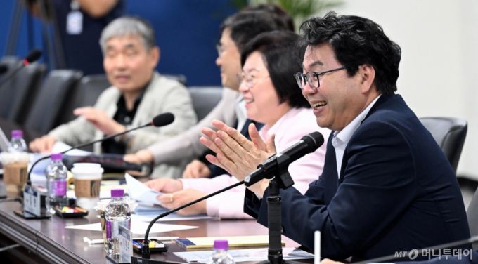 [서울=뉴시스] 추상철 기자 = 이한주 국정기획위원회 위원장이 16일 오전 서울 종로구 국정기획위원회에서 열린 '미디어혁신범국민협의체(가칭) 추진을 위한 의견수렴 간담회'에서 참석자와 담소를 나누고 있다. (공동취재) 2025.07.16. photo@newsis.com /사진=추상철