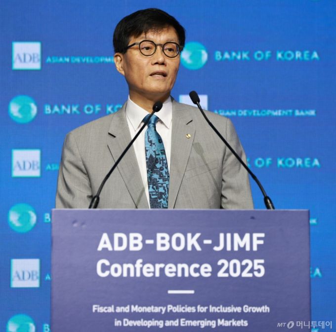 이창용 한국은행 총재가 16일 서울 중구 한국은행에서 열린 'ADB-BOK-JIMF 컨퍼런스'에 참석해 기조연설을 하고 있다./사진제공=한국은행 /사진=(서울=뉴스1)