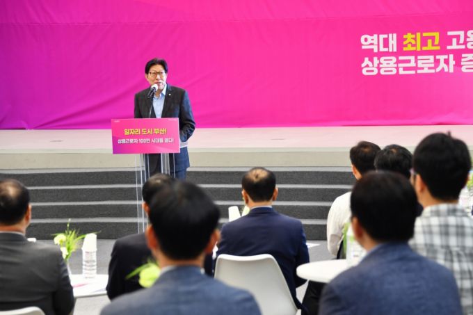 박형준 부산시장이 17일 기업 간담회를 열고 부산의 상용근로자 100만명 돌파를 설명하고 있다./사진제공=부산시