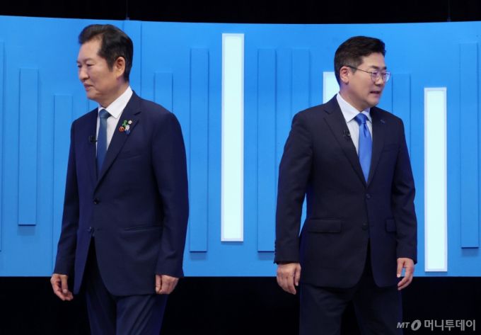 (서울=뉴스1) 국회사진기자단 = 정청래(왼쪽), 박찬대 더불어민주당 당대표 후보가 16일 서울 양천구 목동 SBS에서 TV토론회에 앞서 기념촬영을 마친 뒤 자리로 향하고 있다. 2025.7.16/뉴스1  Copyright (C) 뉴스1. All rights reserved. 무단 전재 및 재배포,  AI학습 이용 금지. /사진=(서울=뉴스1) 국회사진기자단