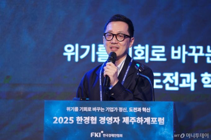 최재원 SAMG엔터테인먼트 부대표가 17일 제주 롯데호텔에서 열린 ‘2025 한경협 CEO 제주하계포럼’에서 '2030 어른까지 사로잡은 IP비즈니스 확장 전략'를 주제로 발표하고 있다.