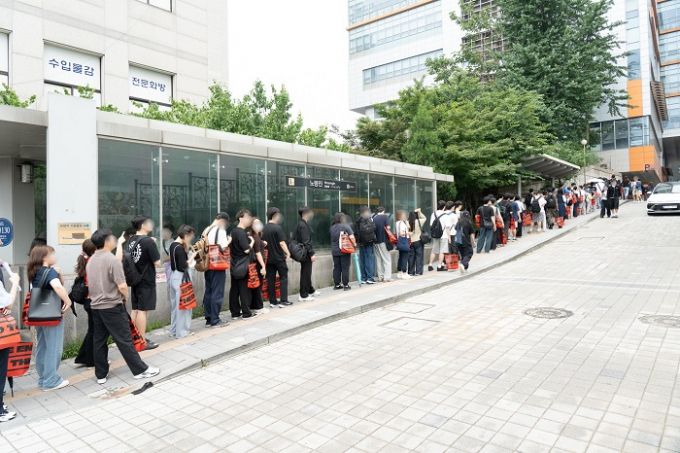 공무원 시험 설명회에 참여하기 위해 대기하고 있는 모습