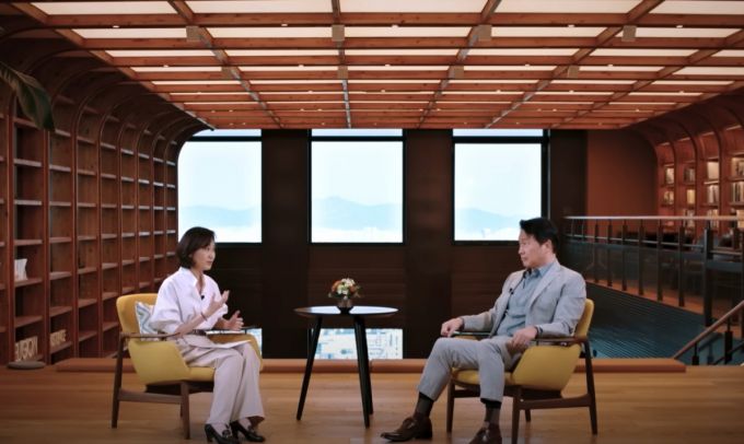 정치학자 김지윤 박사의 유튜브에 출연한 최태원 SK그룹 회장