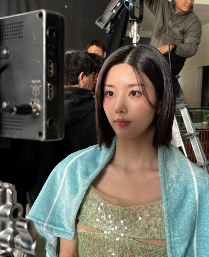 '워터밤 여신' 권은비가 광고 촬영 현장에서 찍은 비하인드 사진을 공개했다. /사진=인스타그램 갈무리