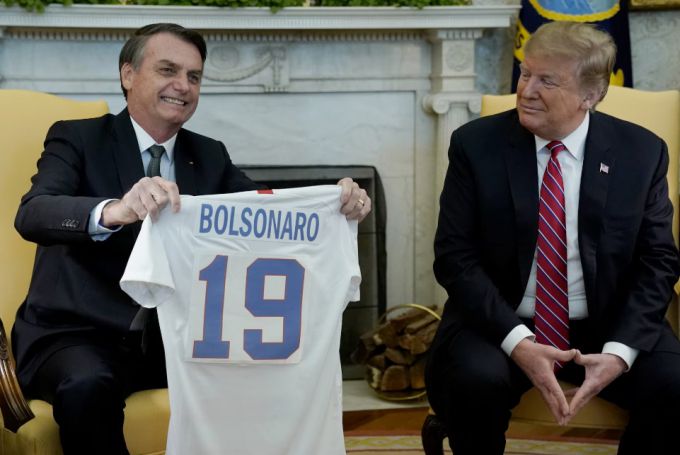 미국 도널드 트럼프 1기 행정부 시절인 2019년 3월19일(현지시간) 당시 브라질 대통령 자이르 보우소나루(왼쪽)가 백악관을 방문해 트럼프 대통령으로부터 미국 축구 대표팀 유니폼을 선물 받은 뒤 기념사진을 찍고 있다. /로이터=뉴스1