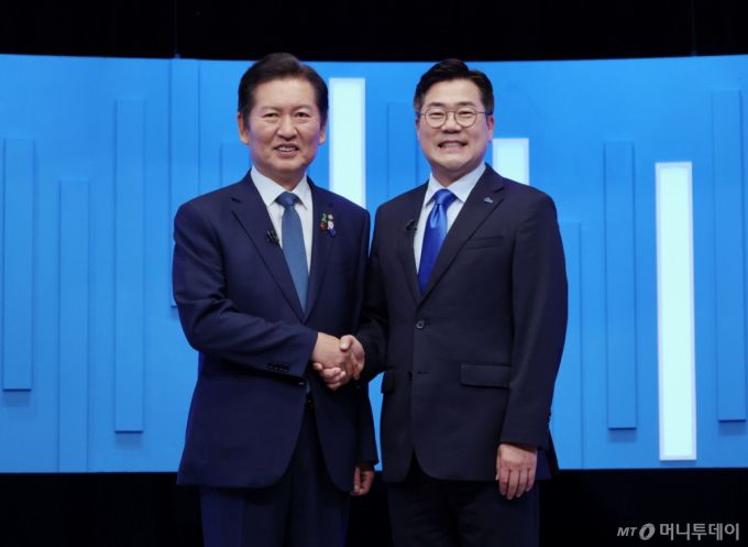 [서울=뉴시스] 국회사진기자단 = 정청래·박찬대(오른쪽) 더불어민주당 당대표 후보가 16일 서울 양천구 목동 SBS에서 열린 TV토론회에 앞서 기념촬영을 하고 있다. 2025.07.16.