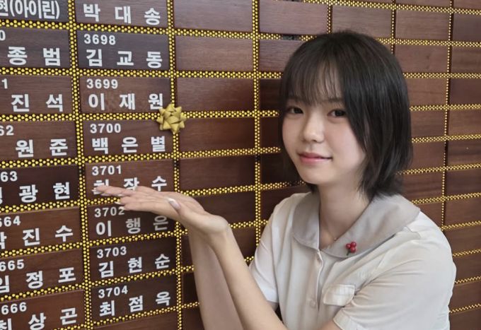 고등학생 작가 백은별양이 1억원을 기부하고 사랑의 열매 아너 소사이어티에 가입했다. 사진은 백 작가가 자신의 SNS에 올린 사진./사진=백은별 작가 인스타그램 화면캡쳐