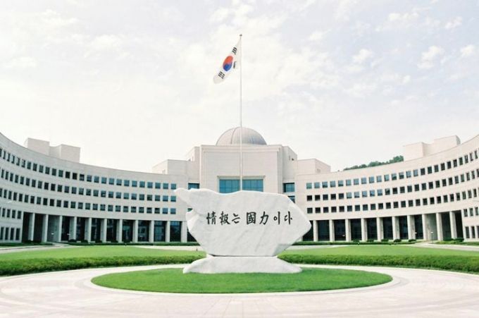 국가정보원의 원훈(院訓)이 17일 김대중·노무현 정부 시절 사용되던 '정보는 국력이다'로 교체됐다. / 사진=국가정보원