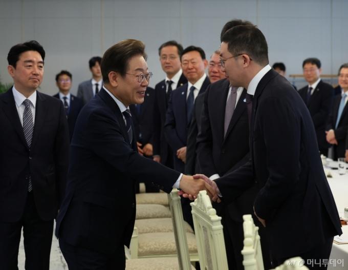 [서울=뉴시스] 최진석 기자 = 이재명 대통령이 13일 서울 용산 대통령실에서 열린 6경제단체와 기업인 간담회에 입장하며 구광모 LG그룹 회장과 악수하고 있다. 2025.06.13. myjs@newsis.com /사진=최진석