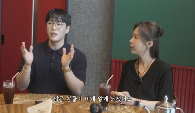 가수 문원이 신지의 유튜브 채널 영상에 출연해 이혼 전력과 자녀가 있음을 털어놓은 뒤 온라인상에서 결혼을 반대하는 누리꾼들의 메시지가 쏟아졌다. /사진=신지 유튜브 영상 갈무리