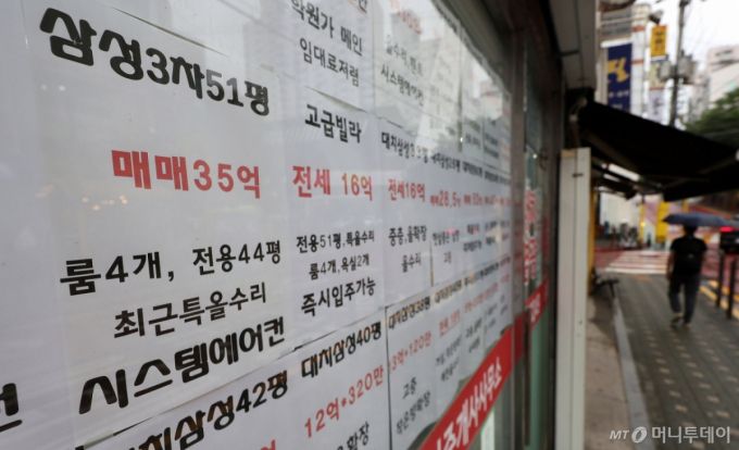 (서울=뉴스1) 박지혜 기자 = 수도권 주택담보대출 한도를 6억원으로 제한하는 6·27 대출 규제가 시행된 이후 10억원을 초과하는 고가 아파트 계약 취소 비중이 눈에 띄게 커진 것으로 나타났다  16일 부동산 중개업체 집토스가 국토교통부 실거래가 자료를 토대로 지난달 27일까지 매매계약된 수도권 아파트의 계약 해제 현황을 분석한 결과, 대출 규제 발표 이후 신고된 계약 해제 중 10억원 초과 아파트 비중은 35.0%로 대책 발표 이전(26.9%) 대비 8.1%포인트 증가했다.  사진은 이날 오후 서울 강남구의 한 부동산 중개업소에 붙은 아파트 매물 현황 모습. 2025.7.16/뉴스1  Copyright (C) 뉴스1. All rights reserved. 무단 전재 및 재배포,  AI학습 이용 금지. /사진=(서울=뉴스1) 박지혜 기자