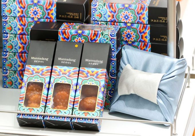 신세계면세점 명동점은 18일 11층 식품·패션존을 전면 리뉴얼하고 '테이스트 오브 신세계(Taste of Shinsegae)'를 새롭게 선보였다. SNS(소셜네트워크서비스)에서 인기를 끄는 디저트 브랜드와 K패션 감성을 입힌 상품들로 공간을 채웠다. 사진은 테이스트오브신세계에서 판매하고있는 만나당 약과. /사진제공=신세계면세점.