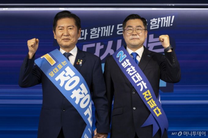 [서울=뉴시스] 김근수 기자 = 정청래(왼쪽) 더불어민주당 당대표 후보자와 박찬대 더불어민주당 당대표 후보자가 19일 서울 여의도 더불어민주당 중앙당사에서 열린 더불어민주당 당대표 및 최고위원 선출을 위한 충청권 합동연설회에 앞서 기념촬영을 하고 있다. 2025.07.19. ks@newsis.com /사진=김근수