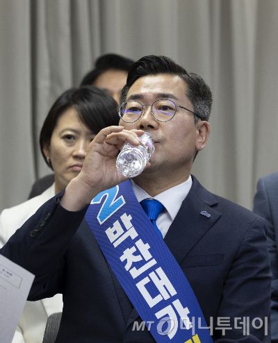 [서울=뉴시스] 김근수 기자 = 박찬대 더불어민주당 당대표 후보자가 19일 서울 여의도 더불어민주당 중앙당사에서 열린 더불어민주당 당대표 및 최고위원 선출을 위한 충청권 합동연설회에 참석해 물을 마시고 있다. 2025.07.19. ks@newsis.com /사진=김근수