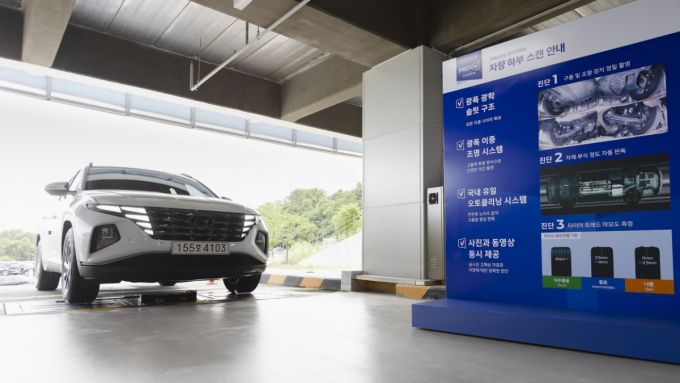 SK렌터카 오토옥션은 국내 경매장 최초로 '하부 스캔 장비'를 도입했다. 스캔존을 통과하고 있는 차량. /사진제공=SK렌터카