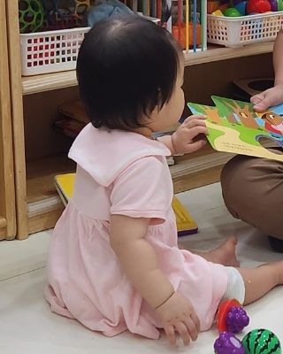 집에서만 키울 땐 사시사철 내복차림이던 아기, 어린이집에 다니면서 매일 '옷'을 입기 시작했다. /사진=키즈노트 캡처