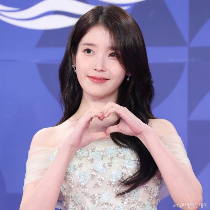 가수 겸 배우 아이유가 지난 18일 인천 중구 파라다이스시티에서 열린 '제4회 청룡시리즈어워즈' 레드카펫 행사에 참석해 포즈를 취하고 있다./사진=뉴스1