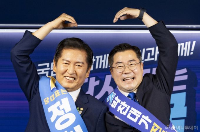 [서울=뉴시스] 김근수 기자 = 정청래(왼쪽) 더불어민주당 당대표 후보자와 박찬대 더불어민주당 당대표 후보자가 19일 서울 여의도 더불어민주당 중앙당사에서 열린 더불어민주당 당대표 및 최고위원 선출을 위한 충청권 합동연설회에 앞서 기념촬영을 하고 있다. 2025.07.19. ks@newsis.com /사진=김근수