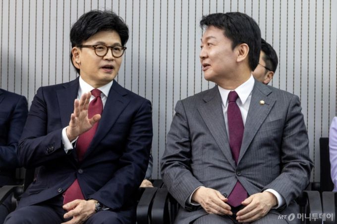 [서울=뉴시스] 국회사진기자단= 제21대 대통령후보자 국민의힘 3차 경선 진출자를 발표하는 29일 오후 서울 여의도 국민의힘 중앙당사에서 한동훈,  안철수 후보가 대화하고 있다. 2025.04.29.photo@newsis.com /사진=