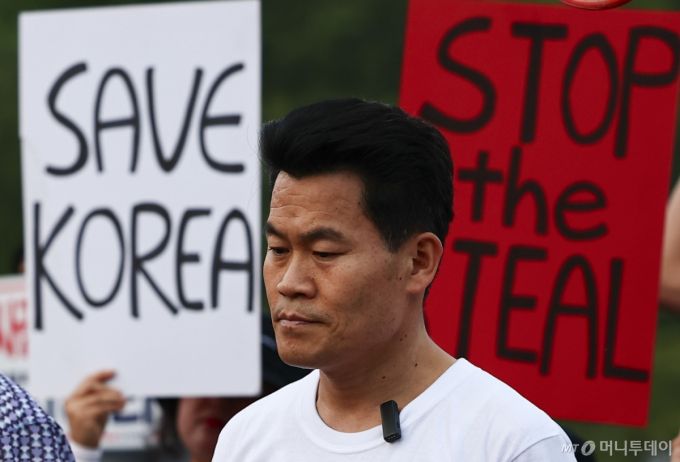 [과천=뉴시스] 김근수 기자 = 한국사 강사 전한길씨가 30일 경기도 과천 중앙선거관리위원회 청사 앞에서 공정선거 보장을 촉구하는 보수단체 집회에 참가하고 있다. 2025.05.30. ks@newsis.com /사진=김근수