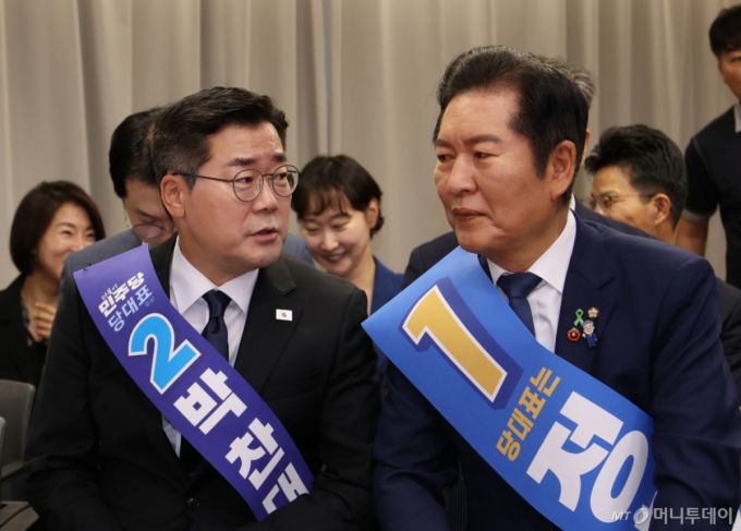 [서울=뉴시스] 김금보 기자 = 더불어민주당 박찬대(왼쪽), 정청래 당대표 후보가 20일 서울 여의도 더불어민주당 당사에서 열린 당대표 및 최고위원 선출을 위한 영남권 합동연설회에서 대화를 하고 있다. 2025.07.20. kgb@newsis.com /사진=김금보