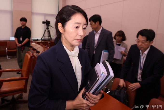 [서울=뉴시스] 조성봉 기자 = 강선우 여성가족부 장관 후보자가 14일 오전 서울 여의도 국회에서 열린 여성가족위원회의 인사청문회에서 정회가 되자 회의장을 나서고 있다.  2025.07.14. suncho21@newsis.com /사진=조성봉