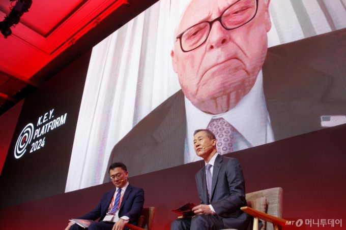 홍선근 머니투데이 회장이 헤리티지재단 에드윈 퓰너 설립자, 앤소니 킴 리서치 매니저&편집자와 25일 영등포구 콘래드서울에서 진행된 '2024 키플랫폼' 총회에서 '미국 대선 이후 펼쳐질 새로운 시공(時空)의 이온화'에 대해 특별대담을 하고 있다. /사진=이기범