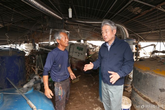 농협중앙회 강호동 회장이 폭우로 큰 피해를 입은 충남 예산·아산 및 경남 합천·산청의 피해현장을 찾아 피해 농업인을 위로하고 있다. /사진=농협중앙회