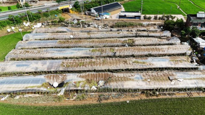 20일 오전 경남 의령군 대의면 구성마을 인근 비닐하우스가 지난 19일 내린 폭우로 비닐이 찢겨지고 골조가 뒤틀려 있다./사진제공=뉴시스